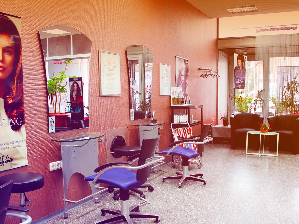 Blick in das Haarstudio Pepp in Erlangen — moderner Salon-Innenraum